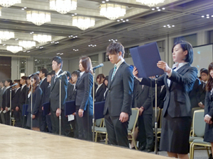 大阪市内のホテルで行なわれた大阪滋慶学園の合同入学式。５校の新入生代表が、それぞれめざす職業や国家資格試験の合格に向けて「頑張ります！」と、決意を述べました